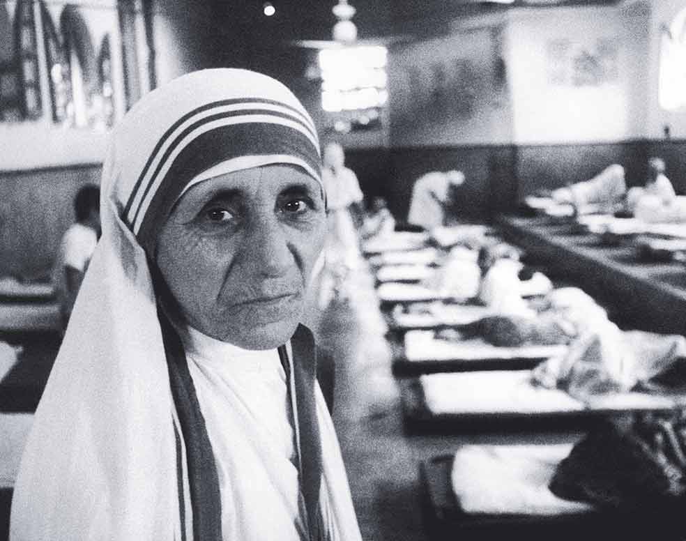 En 1948, tras su viaje a Darjeeling, volvió a Calcuta, vestida por primera vez con el sari blanco que sería su emblema, y se hizo pobre. «Para servir a los pobres hay que ser pobre», decía.