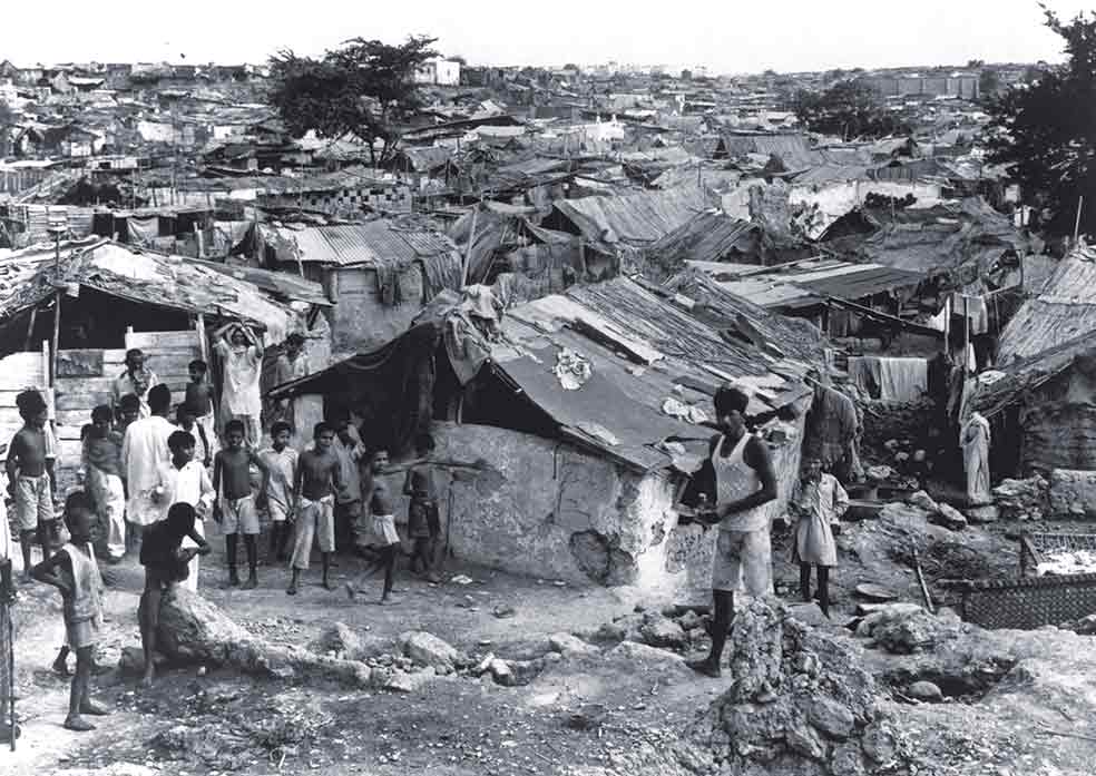 Desde el tren, la hermana Teresa vio, junto a las vías, lo mismo que Margaret Bourke White en esta imagen, también por esos años: cientos de personas abandonadas a su suerte, sin una mano que –entendió la monja– quizá debía extender ella misma en nombre de Dios.