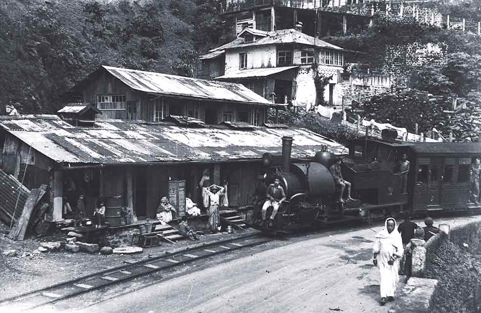 El toy train ('tren de juguete') es un convoy liliputiense que circula por una vía de 60 cm rumbo a Darjeeling, hacia el cielo de los Himalayas. Sobre él, la Madre Teresa vivió la mayor experiencia mística de su vida.