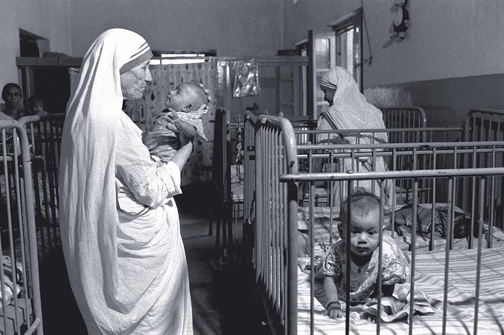 Empezó durmiendo en el convento de las Hermanitas de los Pobres, en Calcuta, y visitaba los barrios marginales, donde abrió una escuela para niños: usaba el suelo como pizarra y un árbol, como techo y refugio. Tiempo después, la ciudad le brindó un edificio para sus labores humanitarias.