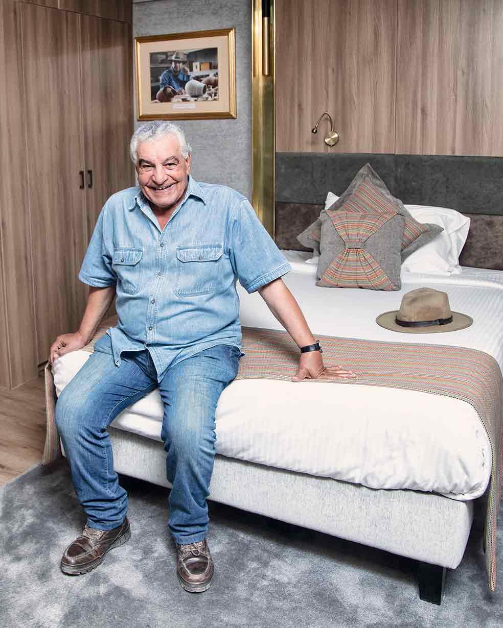 A Hawass, que posa en la suite que lleva su nombre en el hotel de Luxor, no le falta autoestima. Además de su trabajo de investigación, hace de guía de lujo para la organización Archaeological Paths. «En los últimos cinco años, nueve mil americanos han venido a Egipto a conocerme y han tenido la mejor experiencia de su vida».