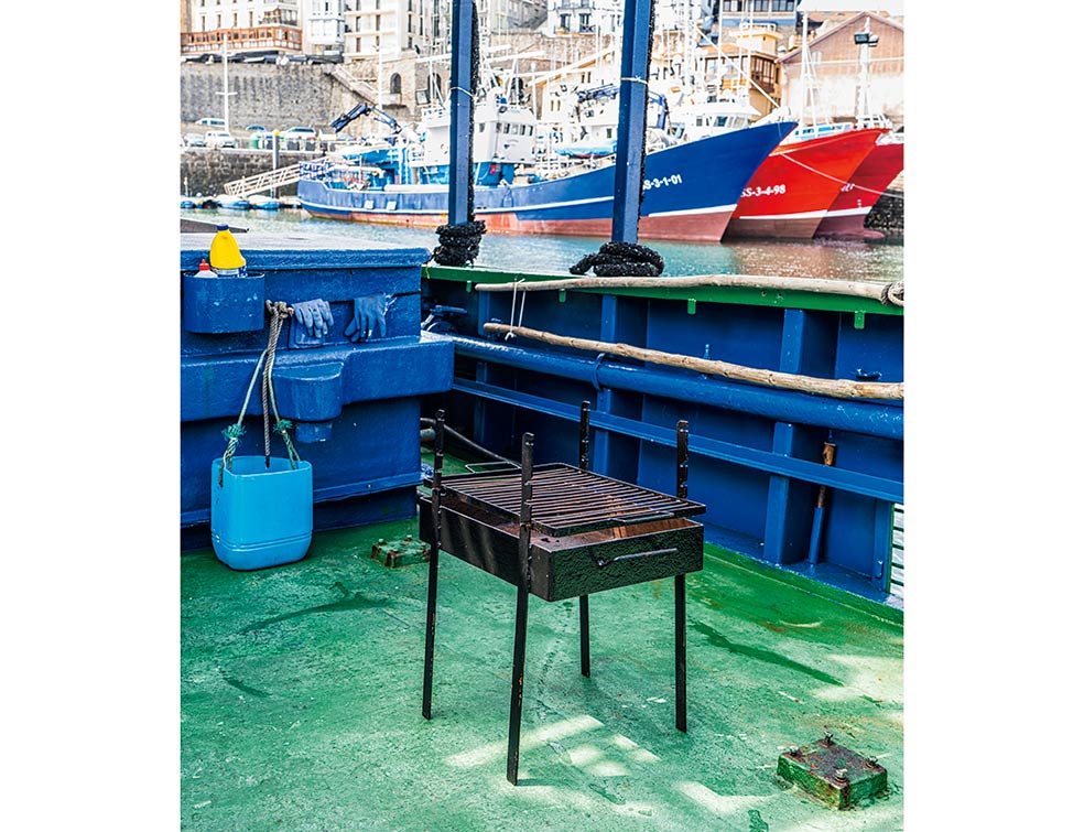 Este tipo de parrilla sustituyó a la ‘oalla’ a comienzos del siglo y siguió en uso en los barcos hasta los años 60. Aquí preparaban costillas traídas de casa o lo que pescaban en alta mar.