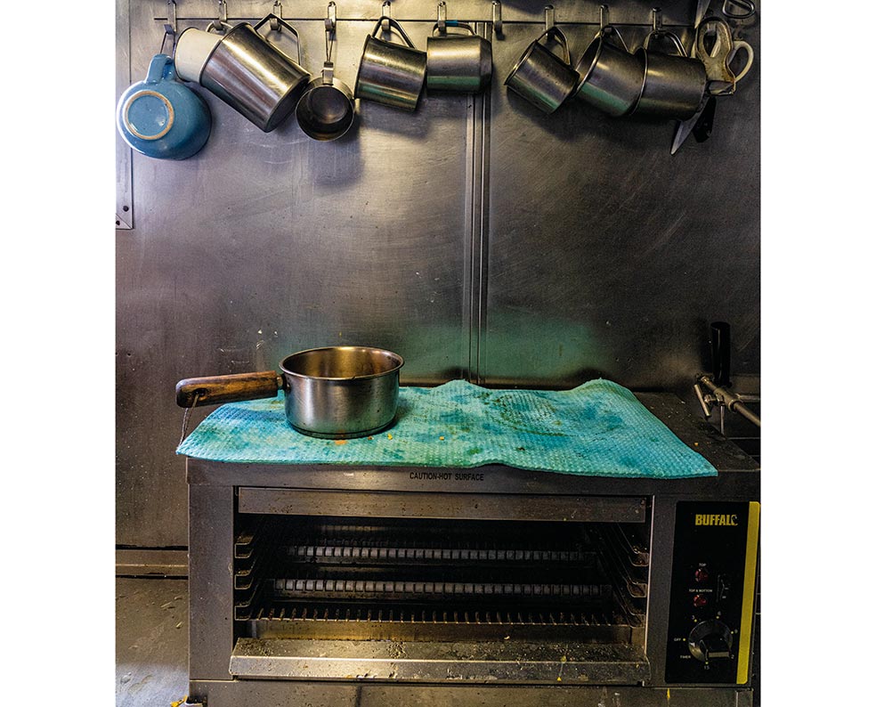 Los modernos barcos cuentan con ‘lujos’ como cocinas de gas, microondas o tostadoras eléctricas. Y vasos y cubiertos. Los aventureros del siglo XVI comían del puchero o con la mano.