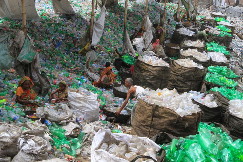 En Daca, la capital de Bangladés, hay barrios enteros dedicados al reciclaje de plástico. Gente de todas las edades, niños incluidos, recogen los desperdicios, que se procesan en plantas como esta, donde se trocean, se lavan y se secan en las orillas del río Buriganga. |
