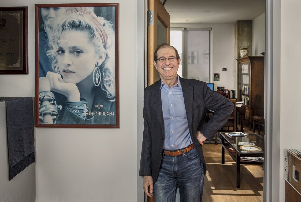 Silvio Micali ha creado una nueva criptomoneda, algorand, que pretende superar los problemas del bitcoin: la gran cantidad de energía que consume, la existencia de 'mineros' (grandes empresas que procesan la moneda y que contradicen su descentralización) y su difícil escalabilidad (la cantidad de transacciones que pueden realizarse es muy limitada). ¿Cómo superar esos 'defectos'? Con matemáticas... y una especie de lotería criptográfica en lugar de la resolución de un complejo problema matemático.