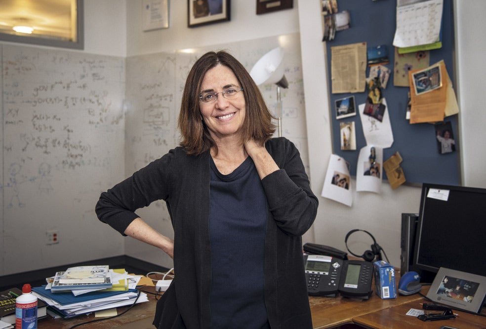 Shafi Goldwasser tiene un currículum espectacular para cualquier matemático, pero ser mujer y madre de dos hijos al mismo tiempo la convierte en excepcional; en su campo no abundan las féminas. «Bueno –matiza ella–, en criptografía hay bastantes mujeres y en parte tiene que ver con que hay buenos referentes, yo entre ellas [sonríe]. Yo tengo muy buenas estudiantes mujeres. No son la mitad, pero sí un cuarto. Las mujeres somos buenas en matemáticas y especialmente en las que tienen que ver con el mundo real».