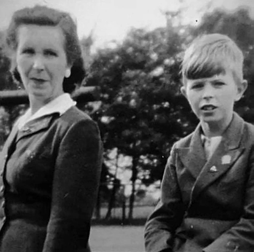 De ascendencia irlandesa, la madre de Bowie, Margaret Mary Burns, trabajaba como acomodadora de cine y poseía un carácter frío y a veces cruel. Fue ella, sin embargo, quien le regaló, con 14 años, su primer instrumento musical: un saxo alto... De plástico, eso sí.