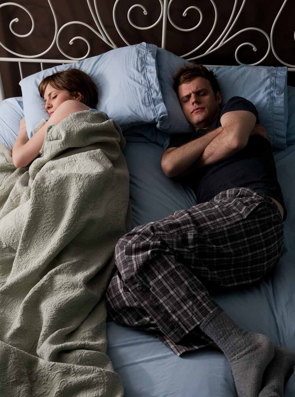 La lucha por las sábanas, las vueltas en la cama o las excursiones nocturnas al baño se mencionan entre las prácticas que más contribuyen a los trastornos del sueño en pareja.