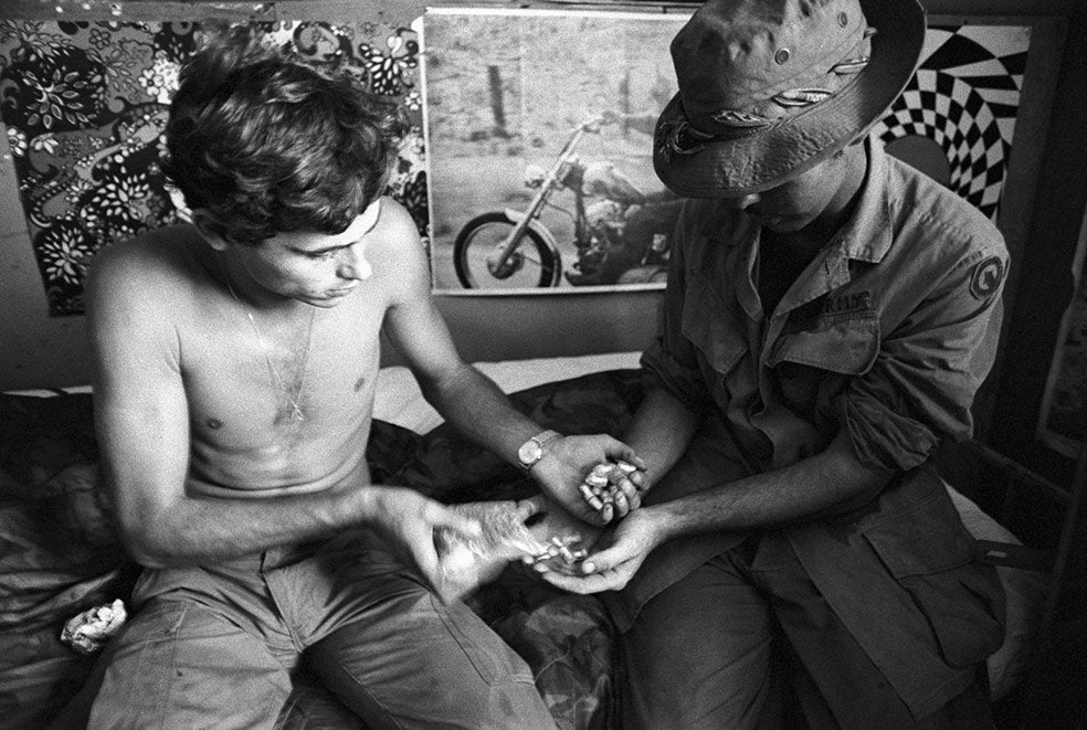 Calificada como «el primer conflicto bélico farmacológico real» por Łukasz Kamieński, autor del libro Las drogas en la guerra, Vietnam supuso un auténtico paraíso de las drogas. Los soldados norteamericanos consumieron alcohol, marihuana, heroína, LSD, opio, barbitúricos... «todo lo que cayera en sus manos», señala Kamieński. Norvietnamitas y chinos se esforzaron, por su parte, para que las drogas estuvieran disponibles para sus enemigos.