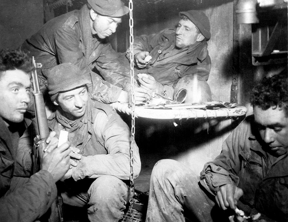 Al igual que en la Primera, los ejércitos continuaron suministrando alcohol, morfina y cocaína a sus soldados en la Segunda Guerra Mundial. Alemanes, británicos, norteamericanos y japoneses añadieron, eso sí, el uso de anfetaminas y metanfetaminas de forma rutinaria para ayudar a sus soldados a combatir el cansancio, enardecer su espíritu guerrero e incrementar su resistencia física.