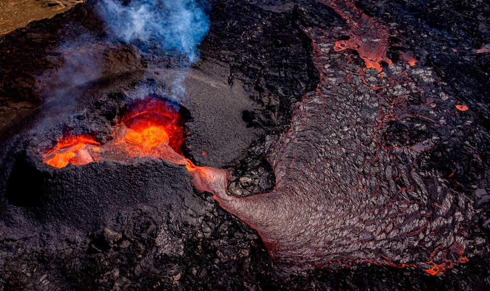 Una capa de magma —que alcanza temperaturas de 1200 grados— se extiende por un valle a solo 40 kilómetros de la capital, Reikiavik. |