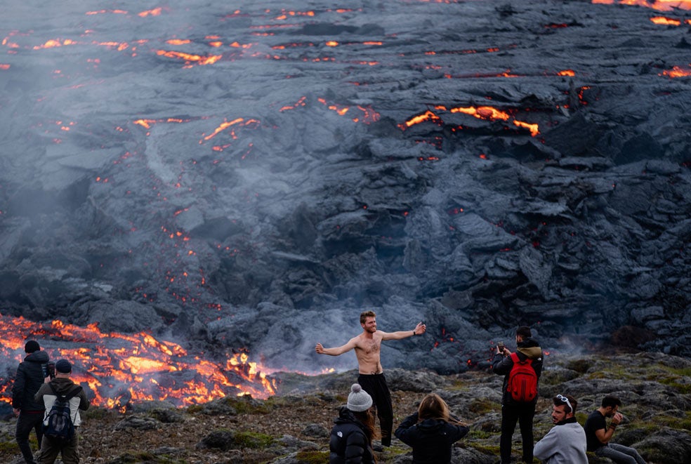 La zona que rodea al volcán de Meraladir está deshabitada. La lava llegó a cubrir un área de unos 74.000 metros cuadrados, a cuyos límites los curiosos se acercaban en masa. |
