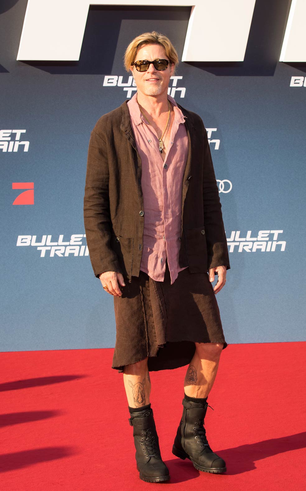 Brad Pitt es otro de los hombres que han decidido dar un giro a su paso por la alfombra roja.