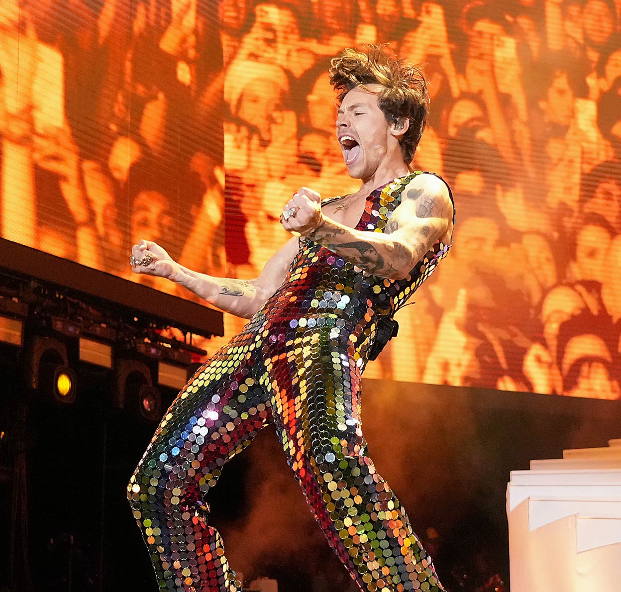 Harry Styles durante una de sus intensas actuaciones y sin miedo a las lentejuelas.
