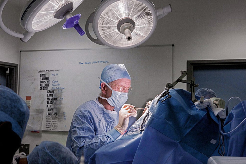 El doctor Marsh durante una de sus intervenciones. Ha operado más de 15.000 cerebros durante sus cuatro décadas de neurocirujano en la sanidad pública británica.