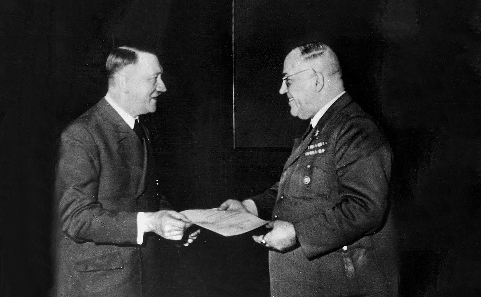 El 'camello' de Hitler: cómo el médico que trataba su flatulencia acabó suministrándole drogas