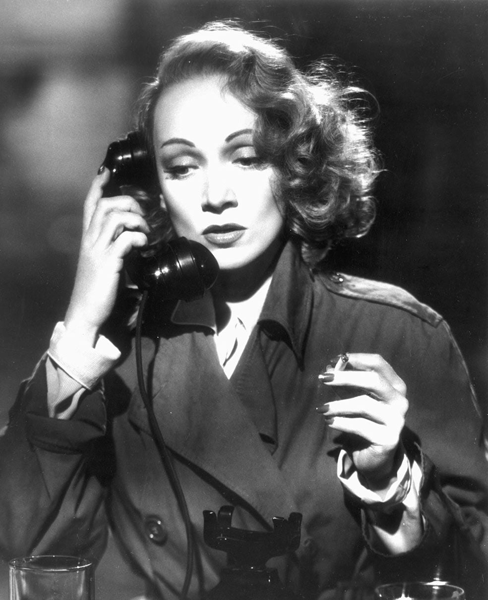 En Berlín Occidente (1948), de Billy Wilder, Dietrich interpretó a una mujer que confraternizaba con el nazismo. Todo lo contrario de lo que defendió en su vida. Firme antinazi, fue de las primeras estrellas en recaudar bonos de guerra y en entretener a las tropas americanas en Argelia, Francia y Alemania. Ella y Wilder, de hecho, crearon un fondo de ayuda a judíos y disidentes alemanes.