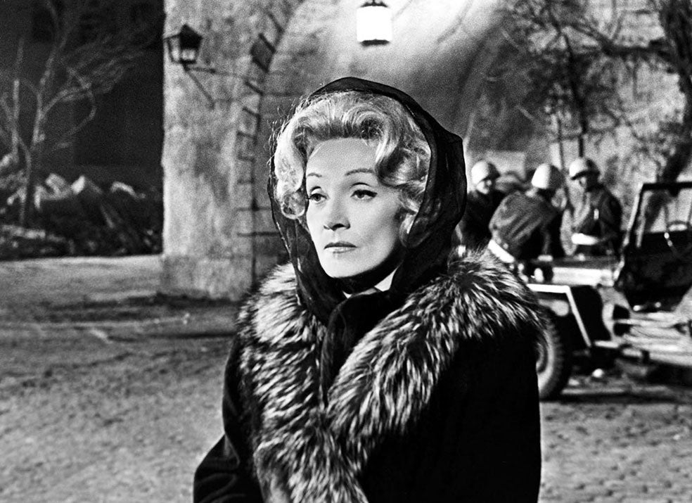 En ¿Vencedores o vencidos?, la revisión del juicio de Nuremberg que Stanley Kramer filmó en 1961, la Dietrich se mete en la piel de la viuda de un general alemán fusilado por los aliados. Fue su último gran papel hasta que, en 1979, aceptó interpretar a la baronesa Von Semering junto a David Bowie y Kim Novak en Just a Gigolo, cinta con la que puso fin a su carrera cinematográfica.