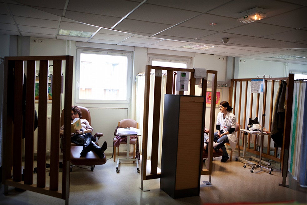 El estudio dirigido por Francis Lévi, oncólogo de la Universidad de París-Saclay, mostró que la toxicidad de los medicamentos contra el cáncer podía reducirse si se administraban a determinadas horas del día.