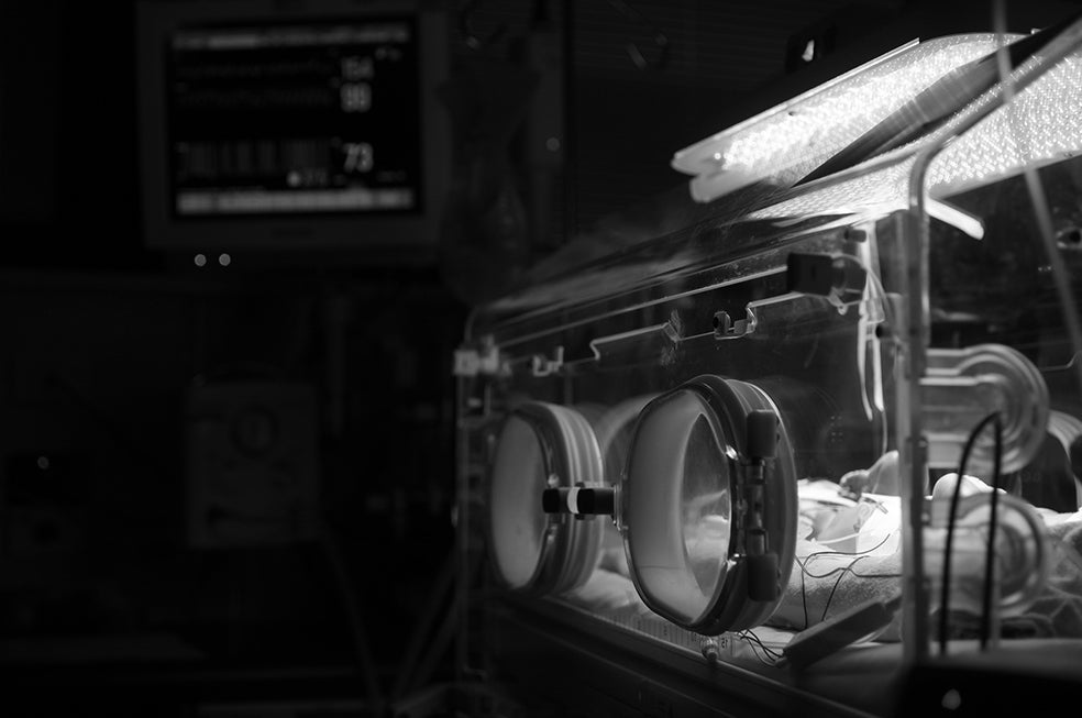 Según el profesor de farmacología de la Universidad de Pensilvania, John Hogenesch, los bebés prematuros que reciben doce horas de luz seguidas de doce horas de oscuridad reciben el alta una media de dos semanas antes que los que están expuestos a una oscuridad constante.