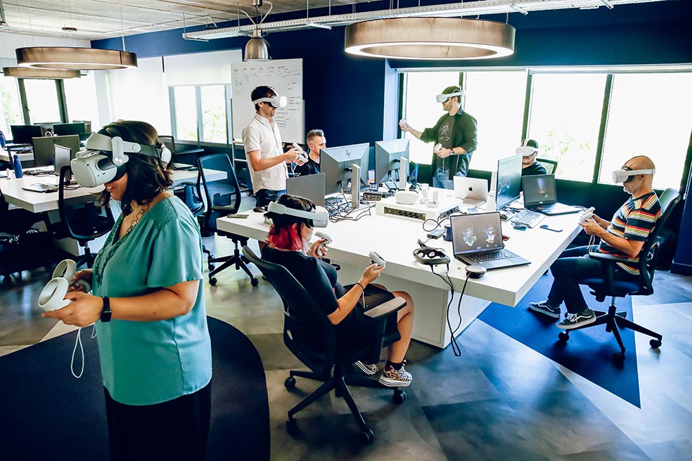 «Si el metaverso estuviese totalmente definido –explica Matthew Ball– no sería una disrupción. En 1995 había una definición técnica de Internet, pero nadie hubiese podido definir cómo sería en 2022, mucho menos que habría Tik Tok y Fortnite». En la foto, parte del equipo de Virtual Voyagers probando gafas virtuales.