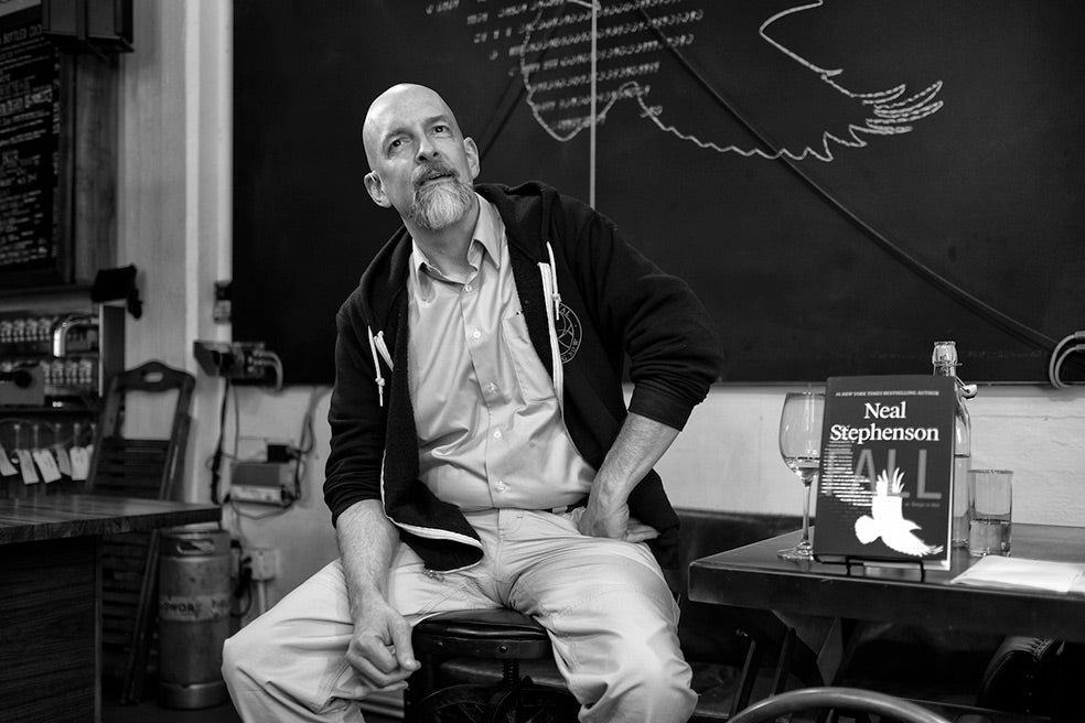 El escritor de ciencia ficción Neil Stephenson es el creador del término metaverso. Lo hizo en su novela SnowCrash, publicada en 1992, cuando, precisamente, nacía la generación que va a hacer realidad su 'visión' de la confluencia de los universos virtuales y la realidad.