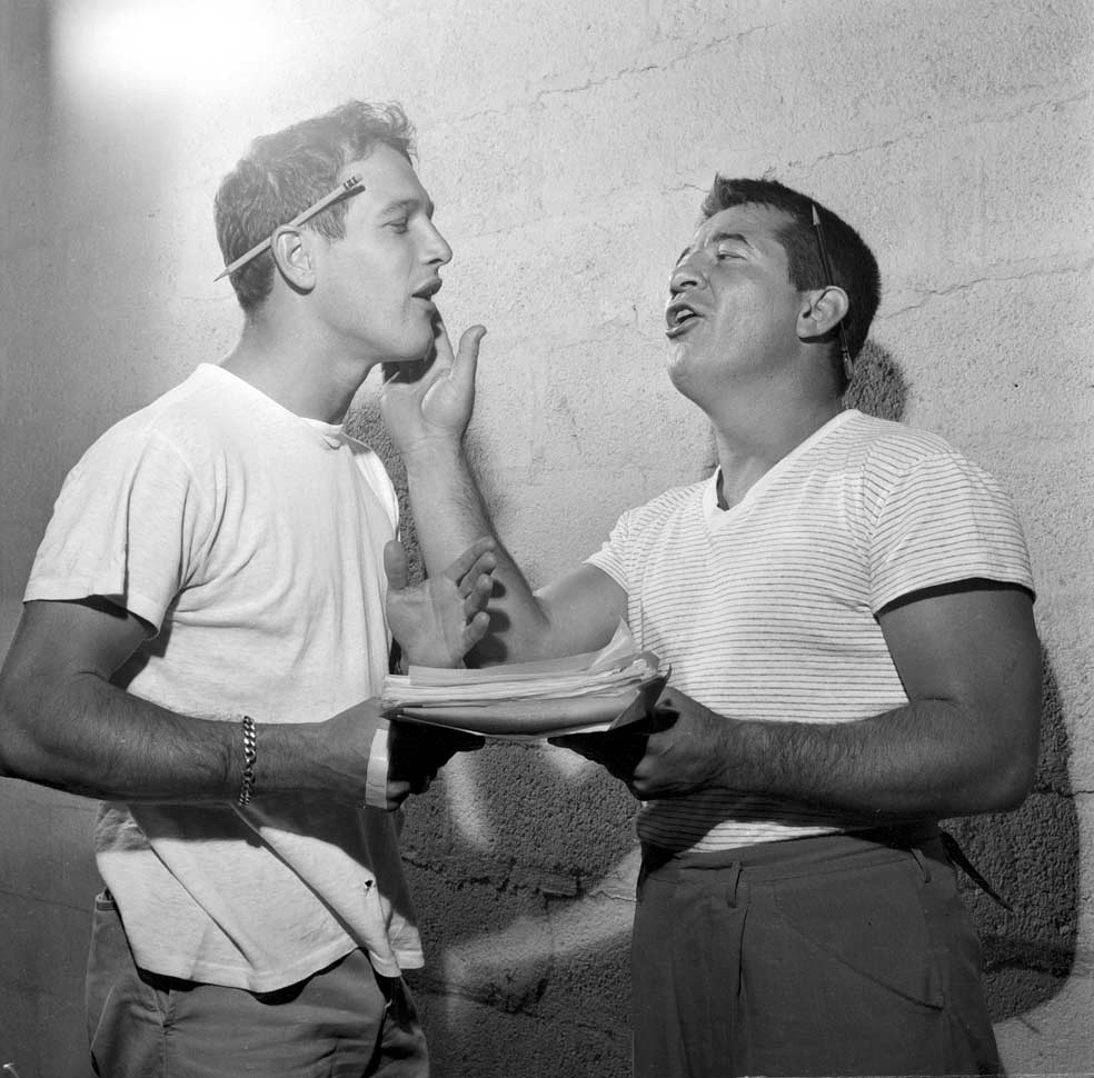 Marcado por el odio (1956) fue la película que puso a Newman en primera línea de Hollywood. Interpretaba a Rocky Graziano, campeón del mundo de los pesos medios, con quien, como prueba esta imagen de los dos bromeando en el rodaje, hizo buenas migas. Curiosamente, ese año, Graziano trabajaría con Joanne Woodward, futura esposa de Newman, en un episodio de la serie Studio One.