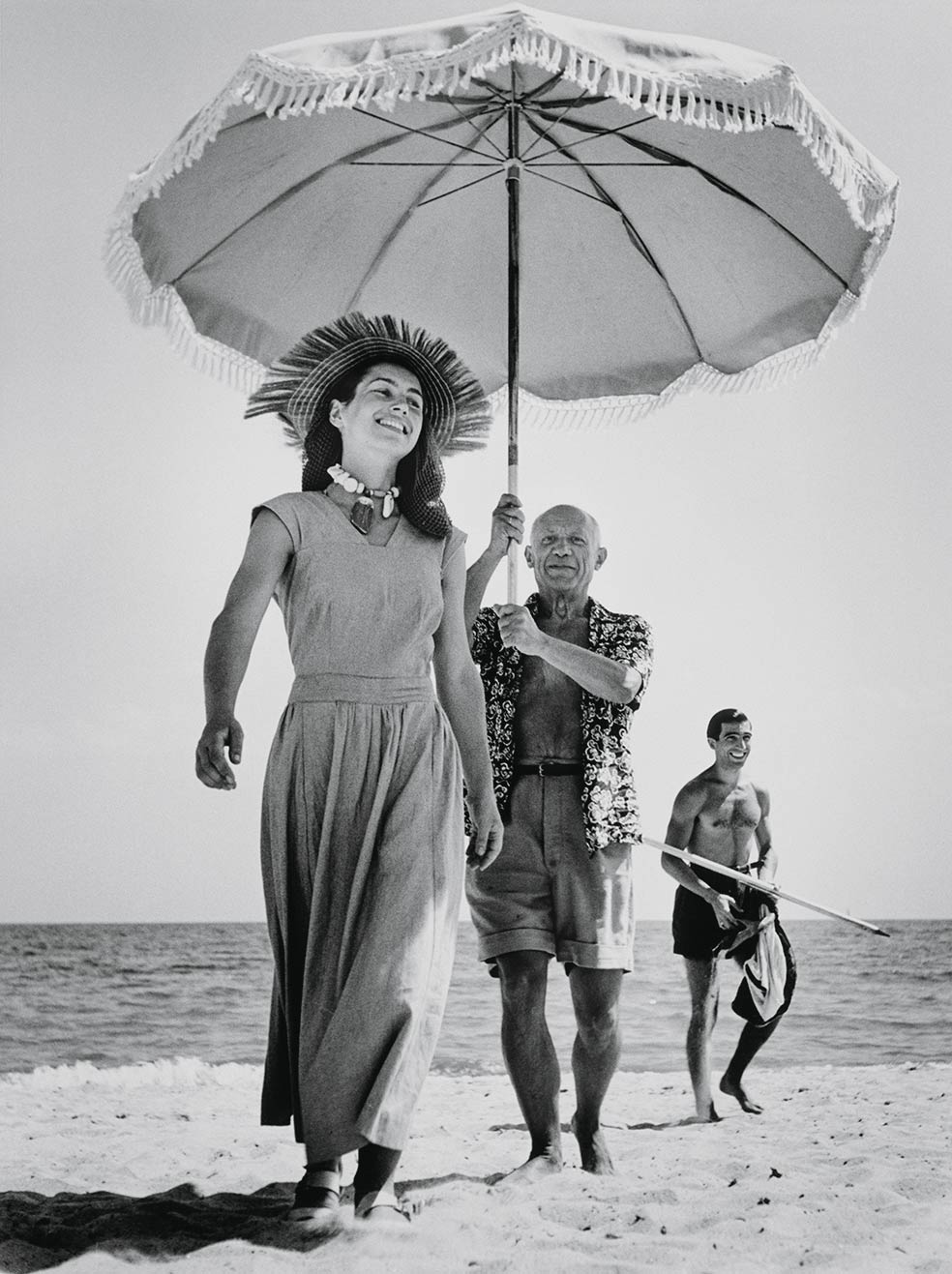 Esta foto de Françoise Gilot con Picasso en la playa en 1948, tomada por Robert Capa, es posiblemente la imagen más reconocida de la artista.