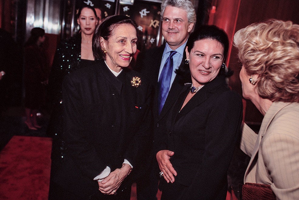 Françoise abandonó a Picasso y se llevó a los niños. En la foto, con su hija Paloma, diseñadora de joyas.