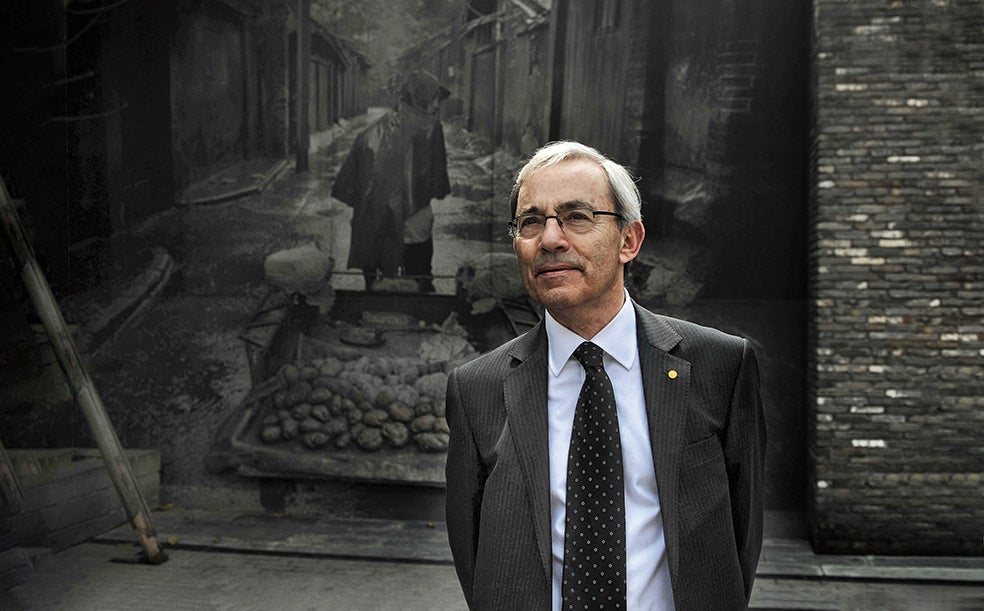 Premio Nobel en 2010 y profesor de la London School of Economics. |