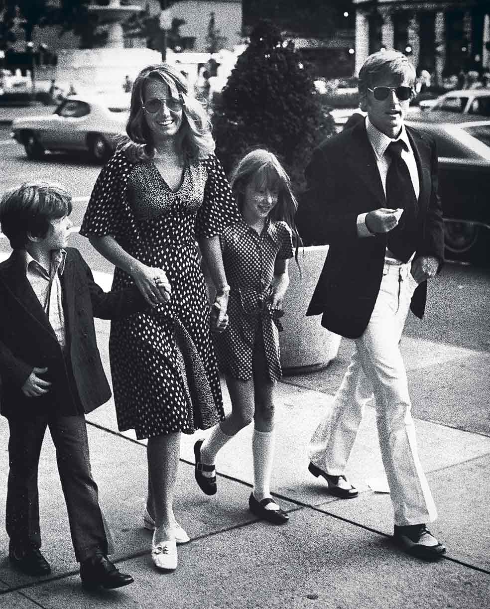 Redford con Lola, su primera esposa, con la que estuvo casado entre 1959 y 1985, y sus dos hijos mayores, Shauna y James. |