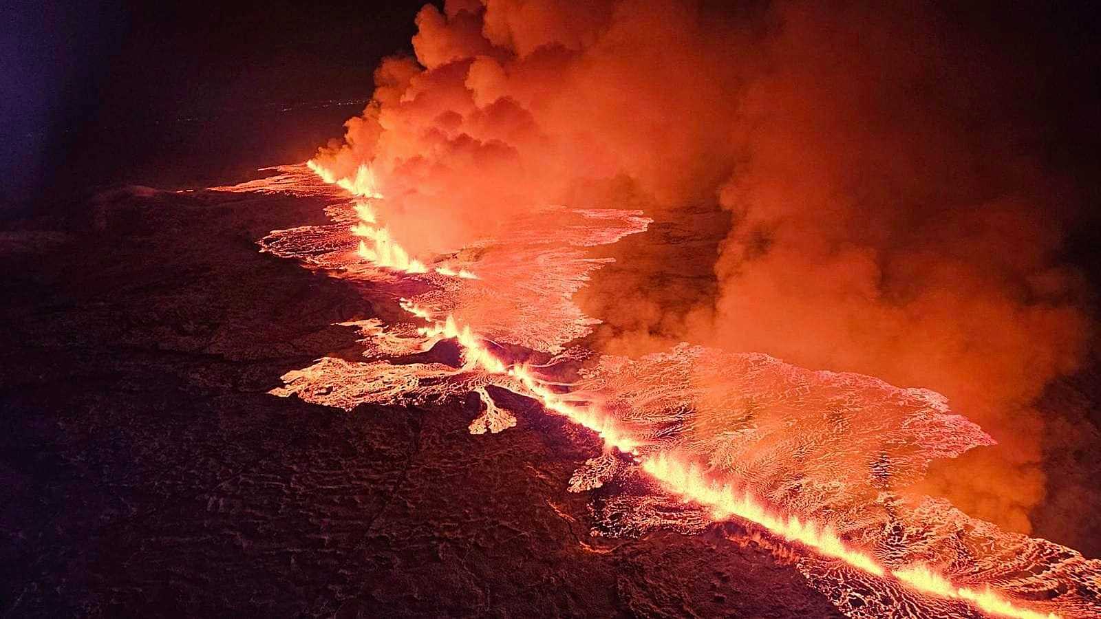 La actividad sísmica en las zonas aledañas a la ciudad costera de Grindavík, a 52 kilómetros de Reijavík, capital de Islandia, se venía haciendo sentir desde noviembre pasado, abriendo incluso grietas en las calles de la pequeña localidad. La erupción del volcán era más que una posibilidad inminente y se evacuó a la ciudadanía. El lunes 18 de diciembre el magma irrumpió, finalmente, en la superficie terrestre a través de una grieta de 3,5 kilómetros de largo.