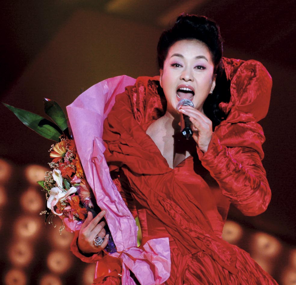 Xi está divorciado. Su primera mujer era hija de un diplomático. Luego se casó con la famosa cantante de ópera Peng Liyuan. La soprano, de 59 años, viene de una familia acomodada. Su padre también fue enviado a un campo de trabajo y ella cuidó de sus hermanos. Ha cobrado un protagonismo inusual para una primera dama china.