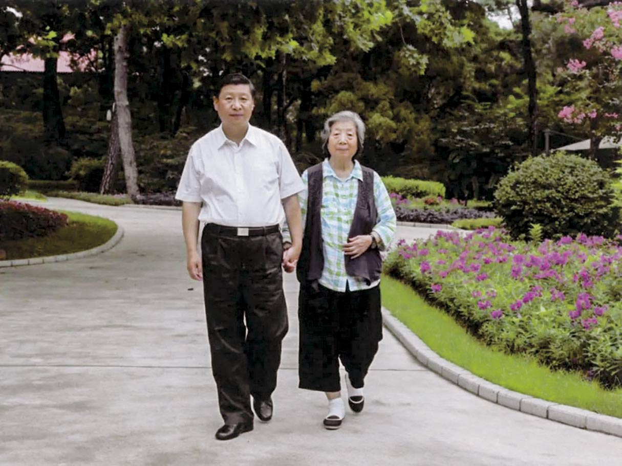 Qi Xin, de 96 años, pertenece al Partido y ha escrito artículos reivindicando la memoria de su marido: Xi Zhongxun, un amigo de Mao que cayó en desgracia, lo que condenó a su familia al ostracismo.