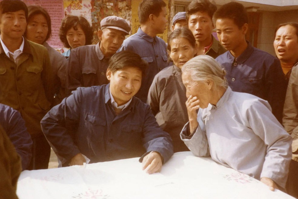 Xi Jinping, en 1983, ya secretario general del Partido Comunista en la provincia de Zhengding, durante un encuentro con los habitantes de un pueblo.