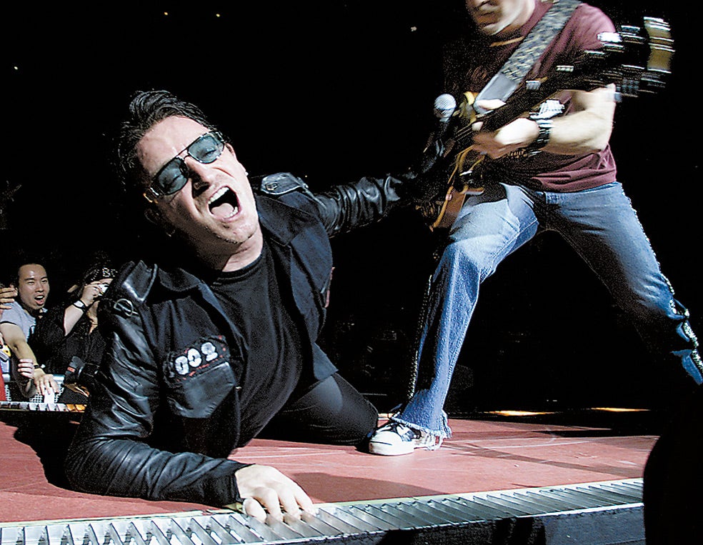 Tres de las giras de U2 figuran entre las 20 con mayores recaudaciones de la historia. La que más: U2 360º Tour (entre 2009 y 2011) con más de 736 millones. En la imagen, Bono durante el Elevation Tour, gira de All That You Can't Leave Behind, álbum del año 2000.