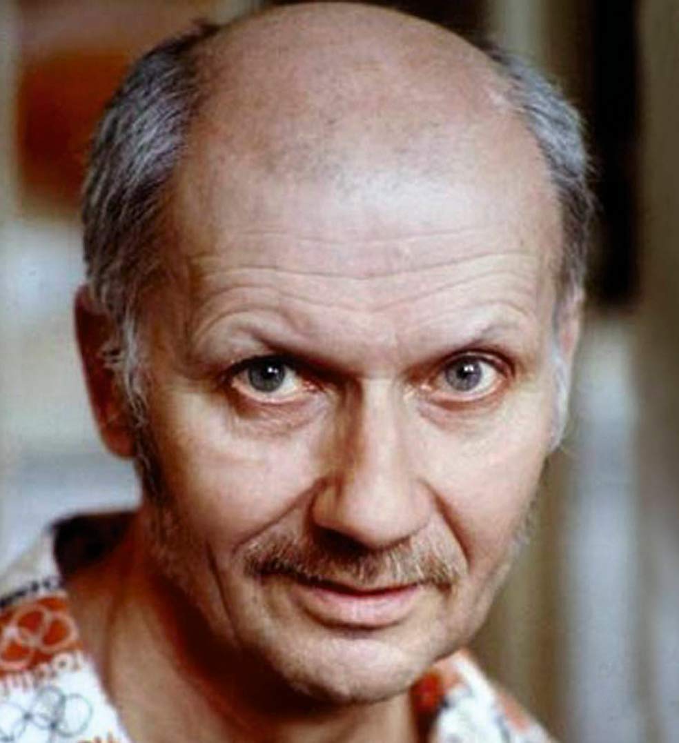 Imagen - SADISMO INFINITO: Andréi ChikatiloUn exprofesor que mató a 52 personas (niños y mujeres) durante 12 años. Es uno de los asesinos en serie más crueles de la historia. A algunos niños los troceó vivos. Se comió a varias de sus víctima. El carnicero de Rostov fue ejecutado en Rusia en 1994.