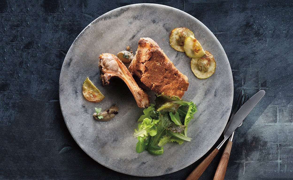 Cordero, costra de avellana y berenjenas