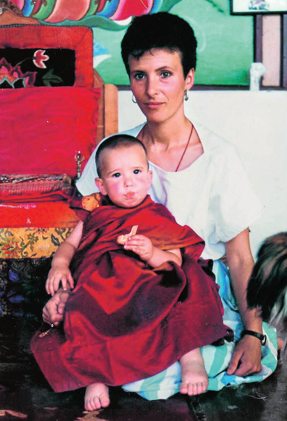 Osel nació el 12 de febrero de 1985 en Bubión, Granada. Al poco su madre, María Torres, recibió un mensaje de un monje tibetano. «El lama Yeshe ha nacido ya, lo he visto. Es occidental». Los oráculos anunciaron, además, que el nombre del niño elegido coincidiría con el del lugar donde habría nacido. Era el caso de Osel, traído al mundo en el centro budista O Sel Ling, cofundado por sus padres en la Alpujarra.