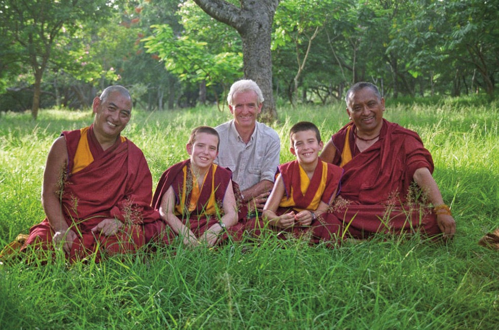 En el monasterio, Osel vivía aislado, dedicado al estudio y con el juego, la música y el cine prohibidos, hasta que, con 10 años, su madre se lo trajo a España. Su padre (en el centro), sin embargo, se lo devolvió a los tibetanos. Para hacerle más llevadera la estancia, se fue a vivir allí con él y se llevó consigo a Kunkyen, hermano menor de Osel, para que le hiciera compañía.