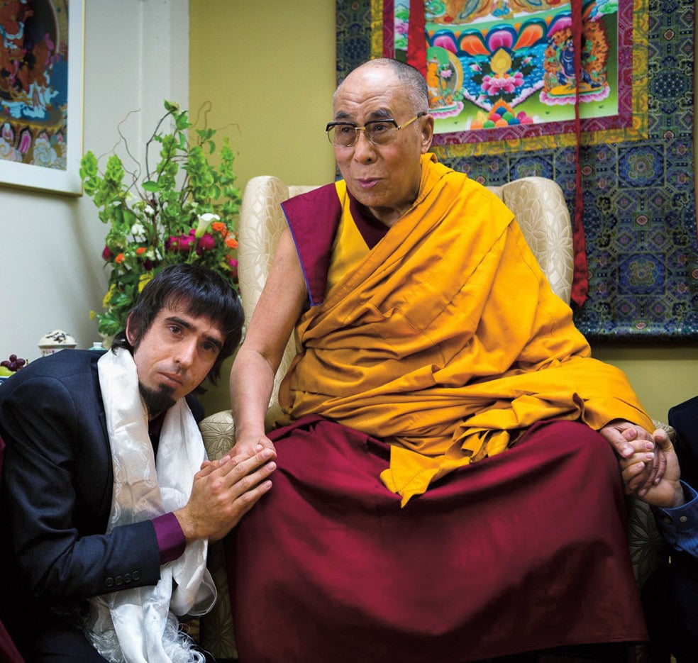 Osel en uno de sus últimos encuentros con el actual Dalai Lama, cuyo nombre es Tenzin Gyatso, el hombre que reconoció a Osel como la reencarnación del lama Yeshe en abril de 1986, con apenas 14 meses. En la jerarquía de reencarnados, el Dalai Lama ocupa el grado sumo y Osel el mediano ya que, en su vida anterior, el lama Yeshe habría sido una mujer, una abadesa, sin título alguno.