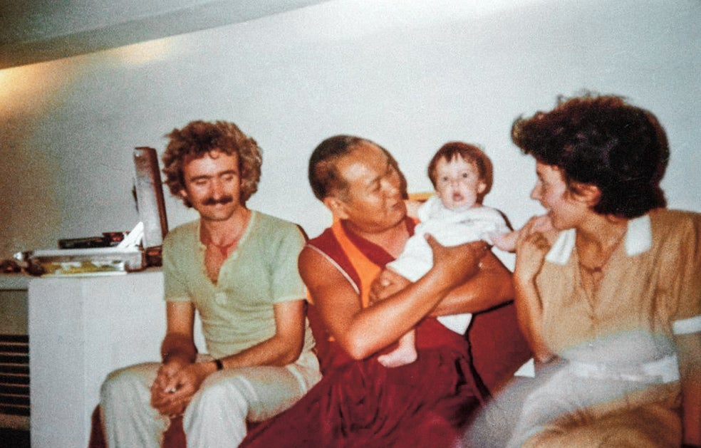Tras la muerte del lama Yeshe, el 3 de marzo de 1984, muchas budistas en Occidente se quedaron embarazadas con el fin de alumbrar a su maestro reencarnado. María se quedó en cinta apenas dos meses después. Los padres de Osel habían conocido al maestro en Bubión, Granada (foto), cuando visitó el centro budista del cual eran cofundadores. Poco después, el lama comentaba a un discípulo: «He conocido a una española con las cualidades de la madre que me gustaría tener en mi próxima vida».