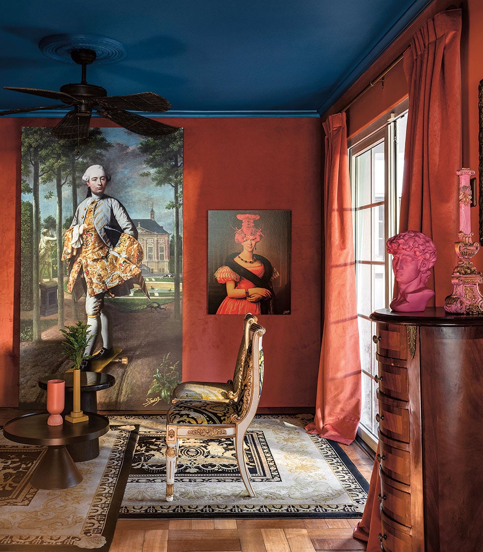 El ventilador de techo también tiene su función en invierno. El calor tiende a subir, por lo que, si las aspas giran en sentido contrario, ayudan a aumentar la sensación de calor. Hugo Grisanti los incorpora respetando la estética rococó.