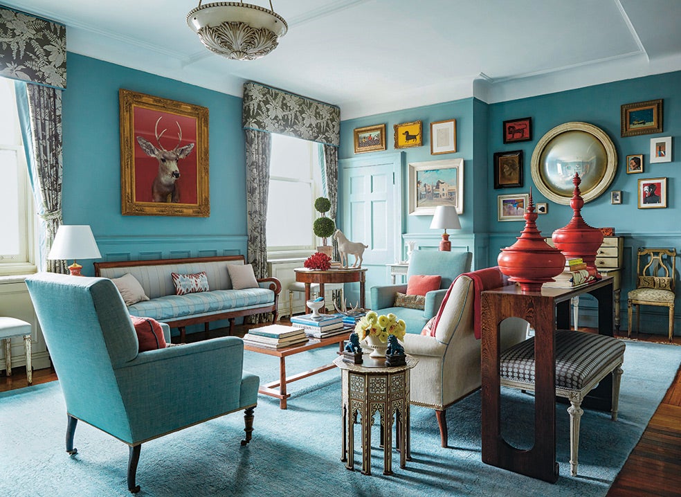 Las alfombras son un gran aislante térmico, sobre todo en los suelos con materiales fríos como baldosas o mármol. En la imagen, Sheila Bridges –que ha decorado las oficinas de Bill Clinton– mezcla el calor de los tejidos con tonos alegres.