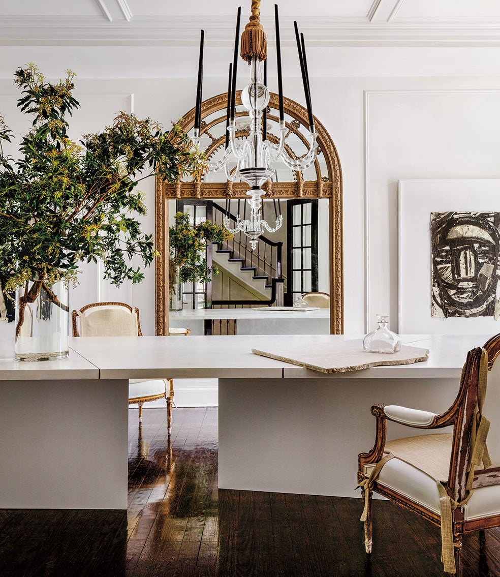 Una casa decorada con tonos grises o blancos rotos en paredes, techos y muebles refleja mucho más la luz. Es uno de los recursos que utilizó el diseñador Darryl Carter para decorar su casa de Washington DC.