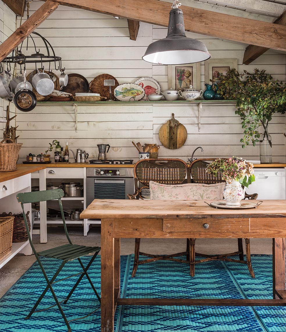 La cocina es el lugar donde más calor se concentra. Por tanto, buscar espacios transformables que permitan hacer la mayor cantidad de vida posible en esta estancia puede ser una buena opción. Isabel López-Quesada lo incorpora en su casa de Biarritz con un toque de estilo de campo inglés.