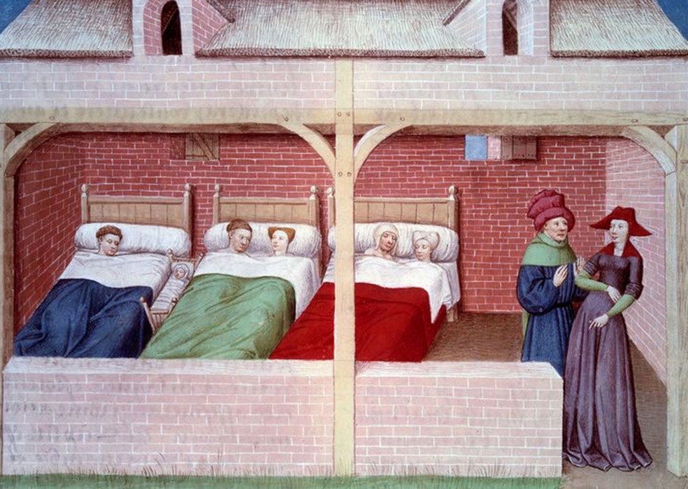 En el medievo era habitual compartir estancias e incluso camas con familiares o incluso, en las posadas, con desconocidos. Por eso, generalmente había alguien cerca con quien charlar cuando se despertaban a media noche.