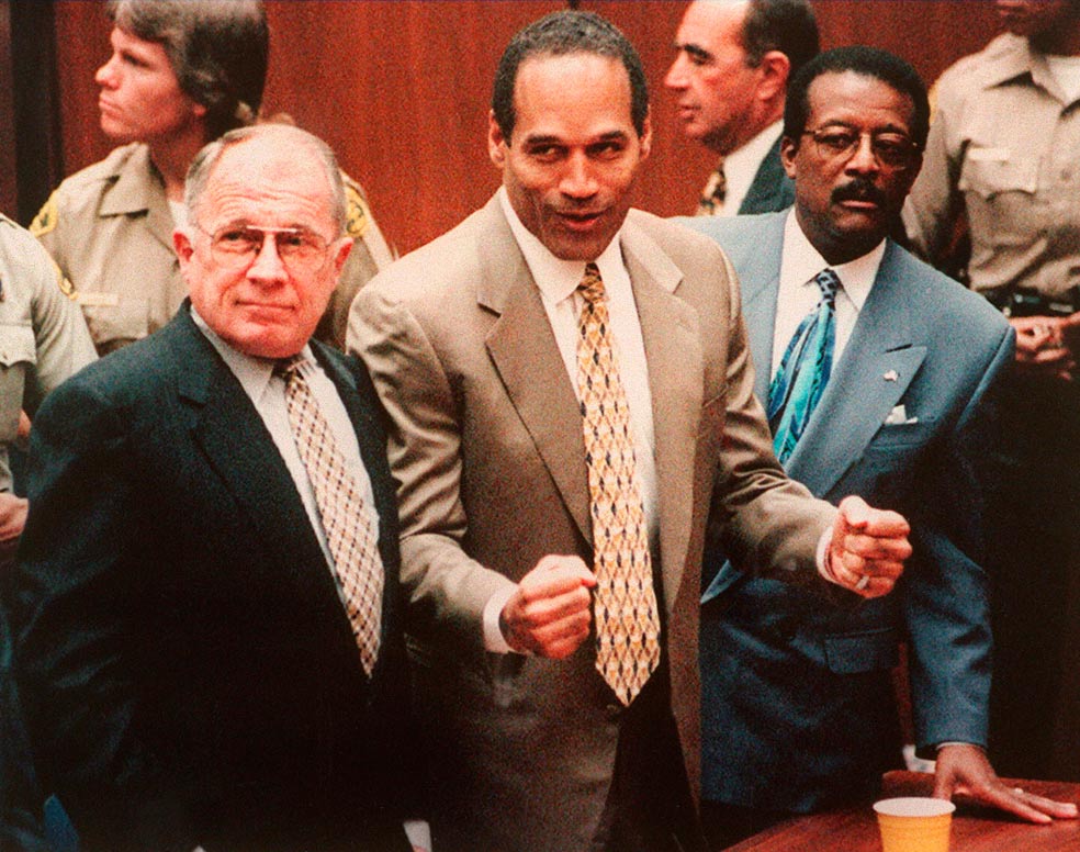 En 1973, Loftus declaró en su primer juicio como experta en la memoria para cuestionar el testimonio de unos testigos presenciales. El acusado fue absuelto. Empezaron a llamarla abogados de todo el país. Era lo que buscaban. Loftus podía cuestionar el testimonio de los testigos sin atacarlos a ellos personalmente. Lo hacía 'científicamente' y creaba dudas en el jurado. Ha testificado en más de 250 juicios; entre ellos, el de Ted Bundy, O. J. Simpson (en la foto), Rodney King, Oliver North...