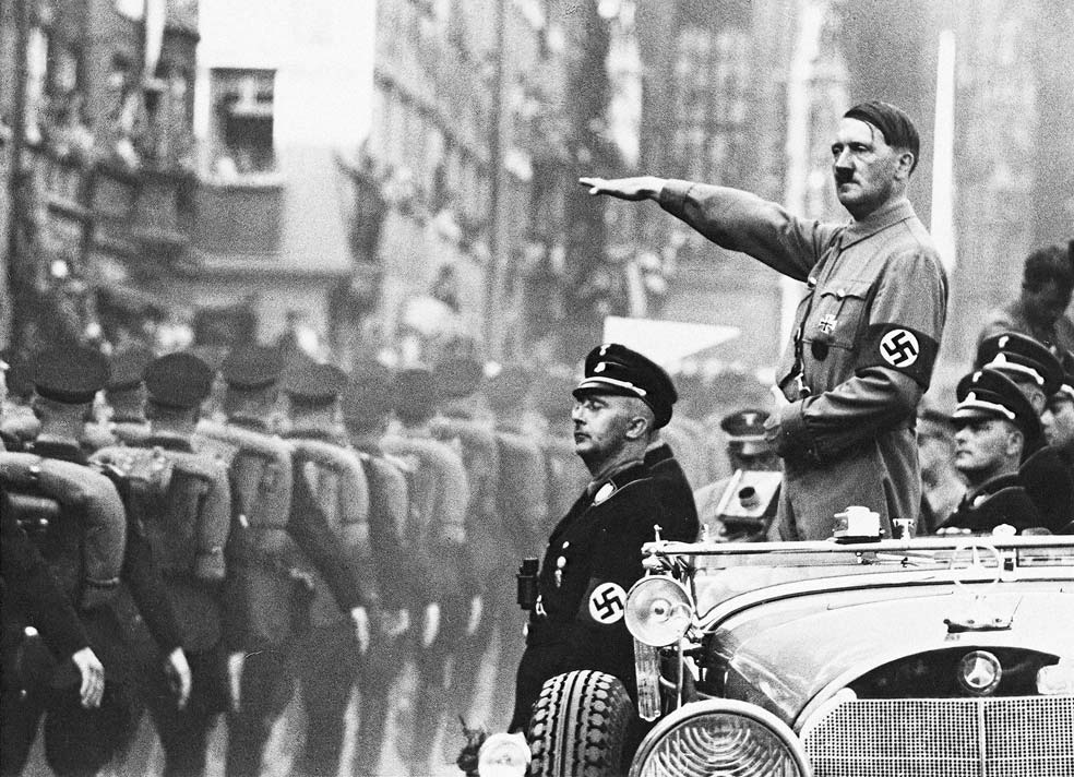 A Himmler le gustaba dejar clara su posición, se jactaba de su poder y por eso le gustaba que lo retrataran junto con Hitler. En la imagen, en un acto de 1944, cuando las cosas ya no iban tan bien para el Tercer Reich.