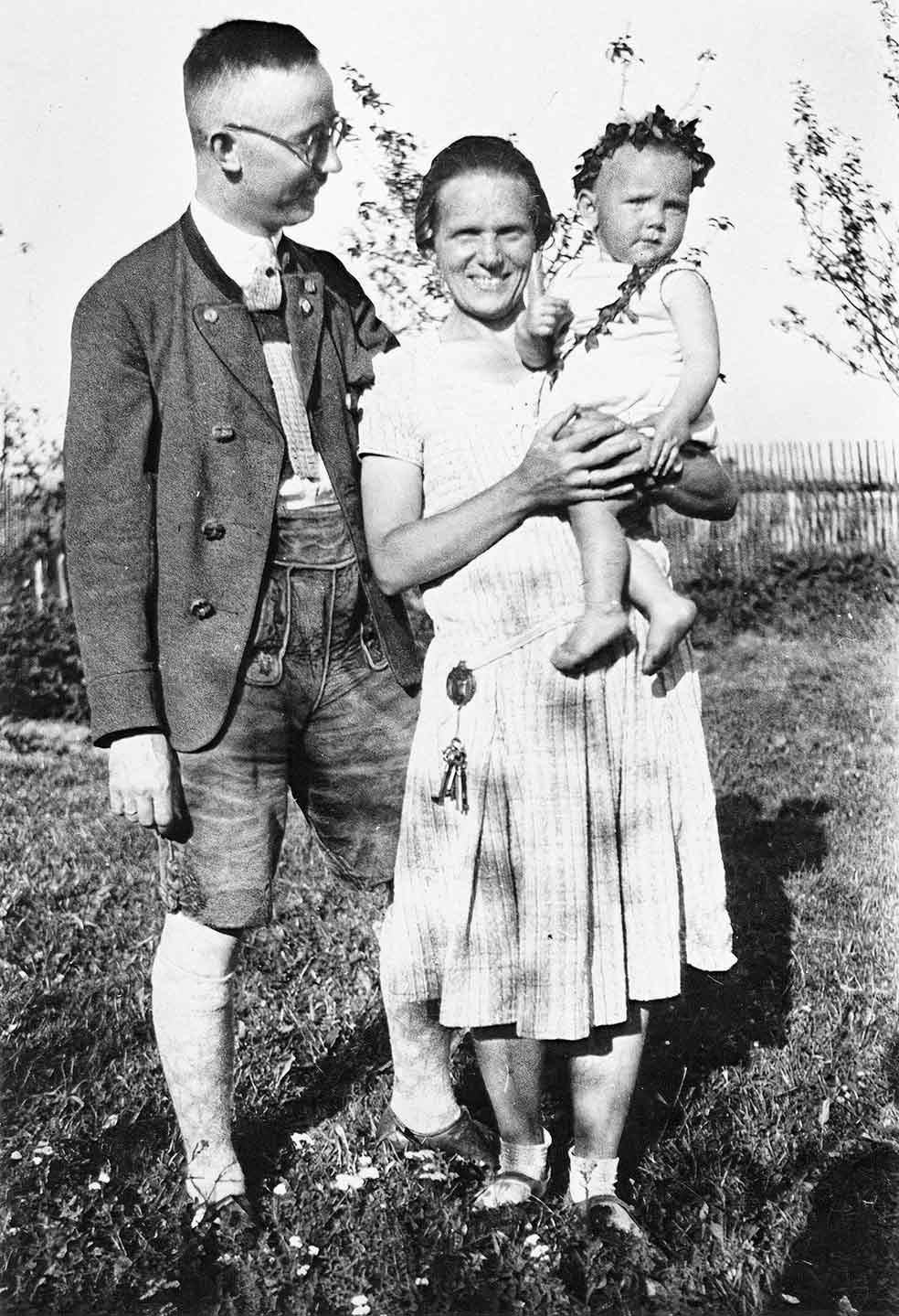 Himmler, con su esposa Margarete Siegroth, y la hija de ambos, Gudrun Burwitz. Murió, en 2018, a los 88 años, pero durante muchos años fue el alma de una organización, Ayuda Silenciosa, que desde su sede de Múnich amparaba a los nazis.